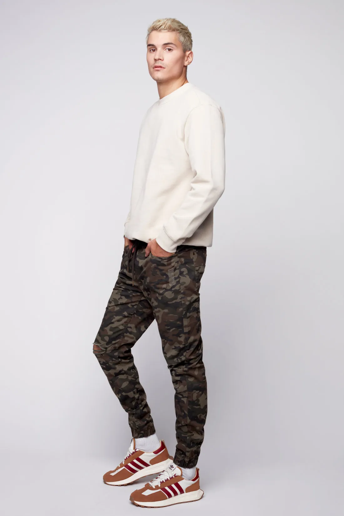 JAGGER - Distressed 5 Pocket Twill Classic Jogger - Camo